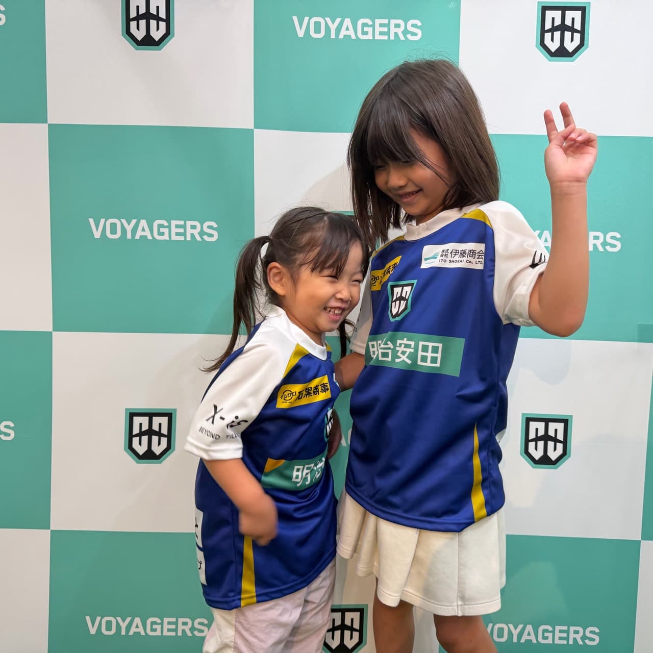 応援ユニフォームを着た子ども2人